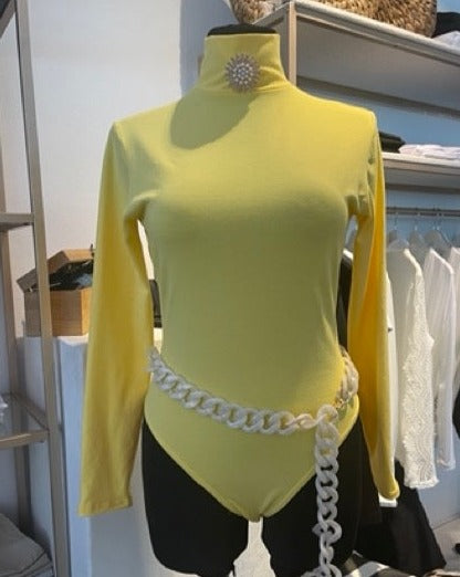 Body Emilia mit Brosche